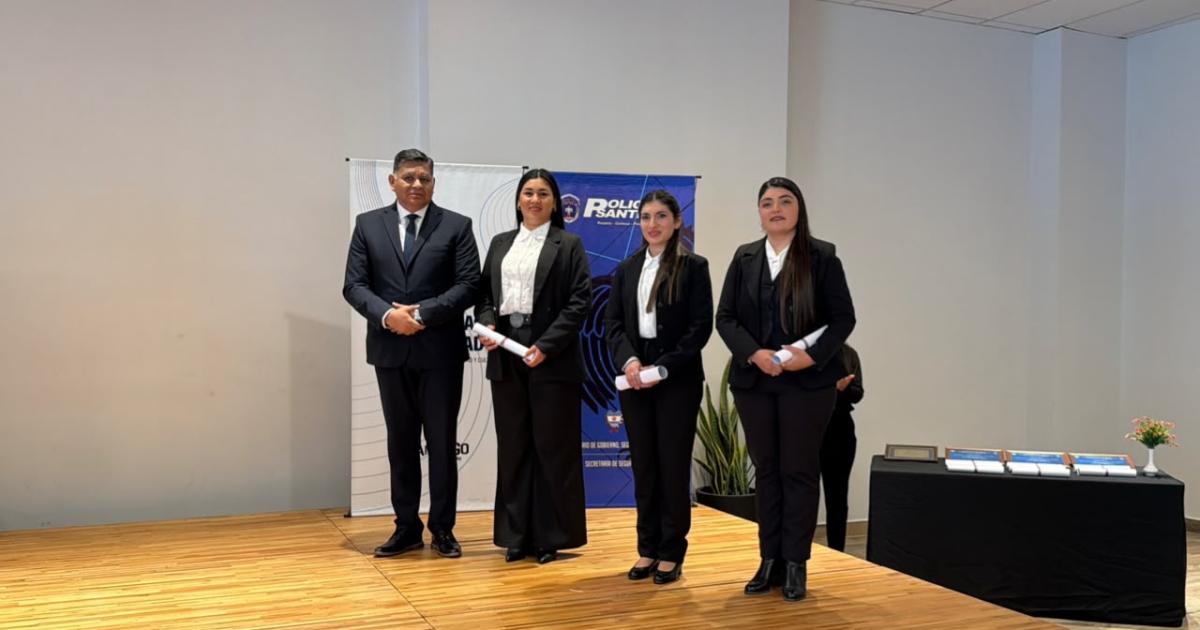 Once mujeres policiacuteas egresaron como programadoras web