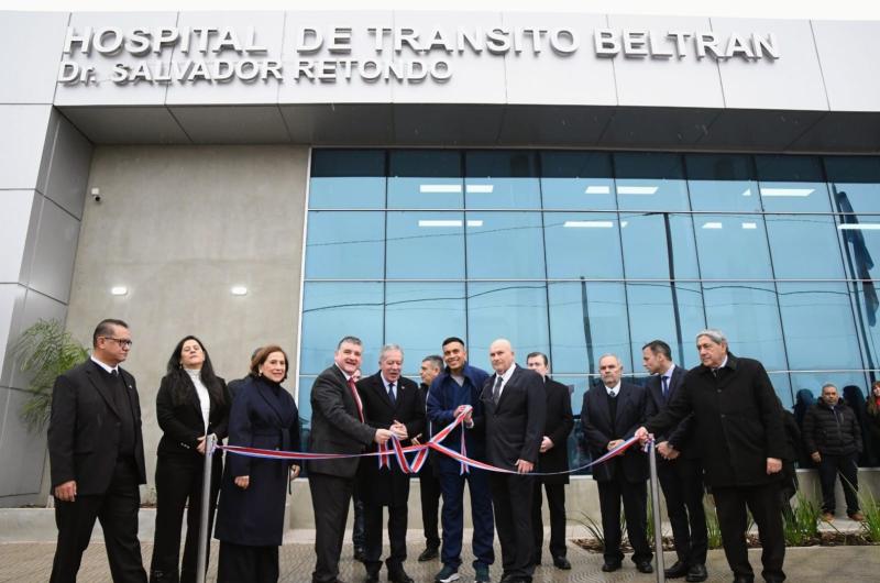 El gobernador inaugura el renovado Hospital de Beltraacuten