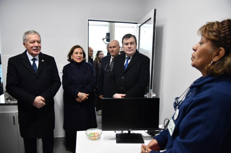 El gobernador Eliacuteas Suaacuterez inauguroacute el renovado edificio del Hospital de Beltraacuten y entregoacute viviendas sociales