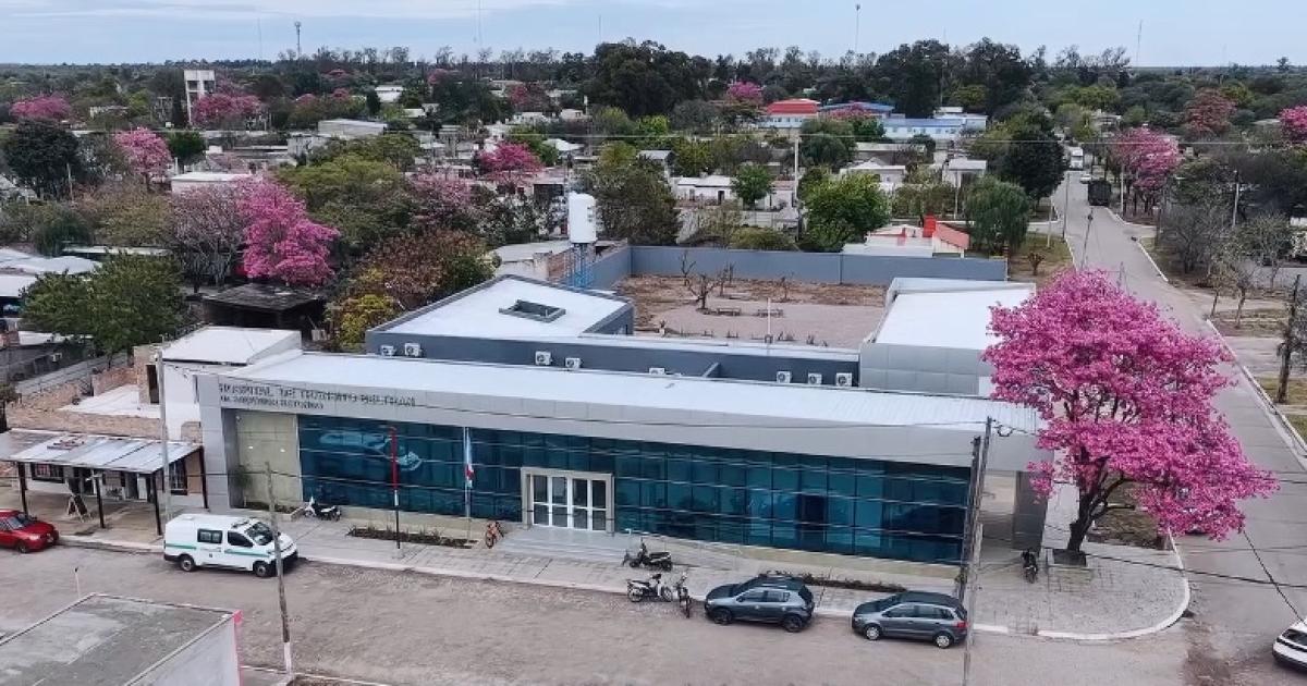 Eliacuteas Suaacuterez inauguroacute un moderno hospital y entregoacute viviendas sociales en Beltraacuten