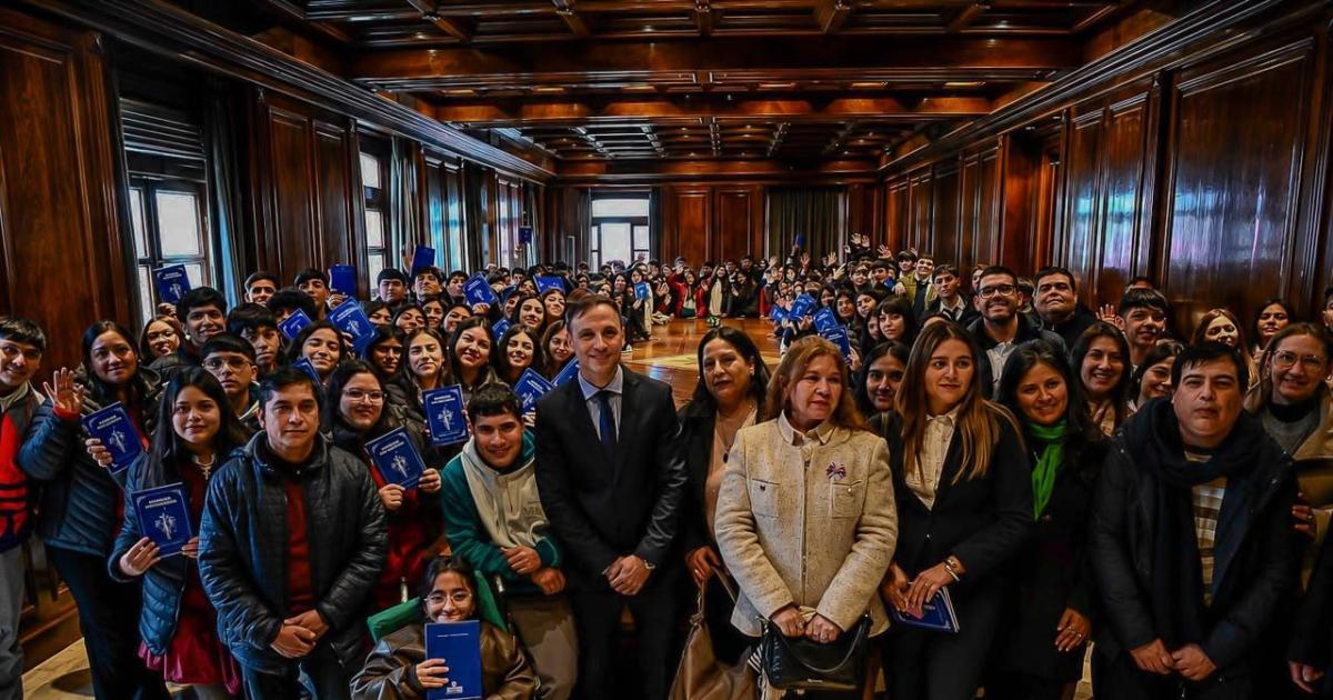 Estudiantes de Loreto y Fernaacutendez visitaron Casa de Gobierno 