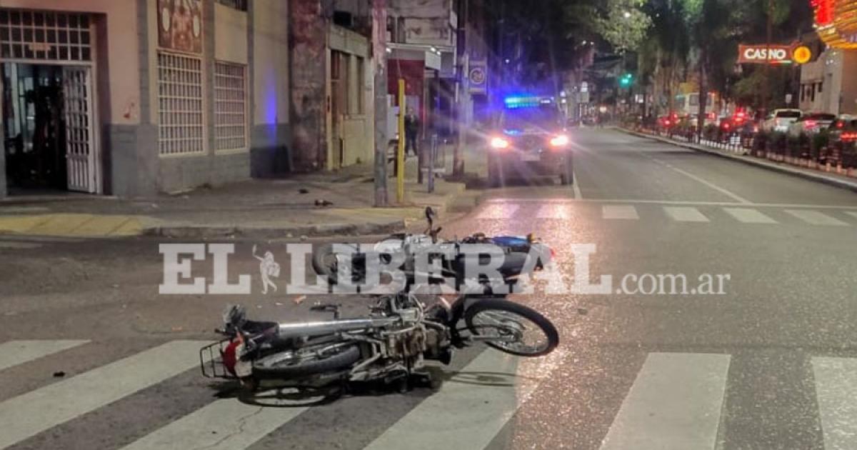 Fuerte choque entre dos motos en el centro deja dos heridos hospitalizados