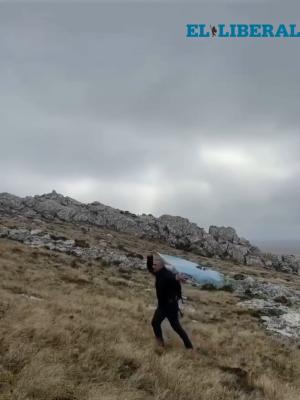 Volvioacute a Malvinas despueacutes de 44 antildeos para cumplir una promesa y homenajear a sus compantildeeros caiacutedos