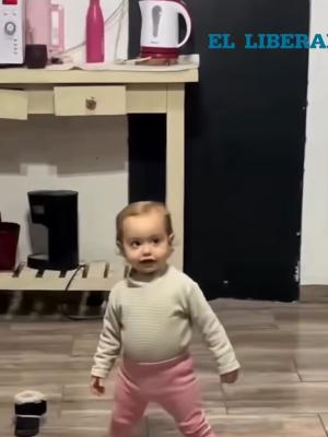 Una pequentildea bailarina que conquistoacute las redes al ritmo del folclore