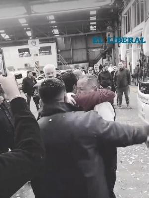 Compantildeeros despidieron con una emotiva sorpresa a chofer de larga distancia