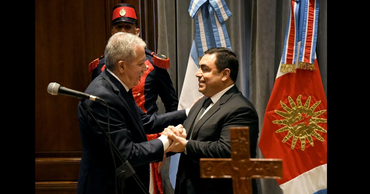 El gobernador Eliacuteas Suaacuterez tomoacute juramento al nuevo ministro de Economiacutea CPN Jorge Gustavo Murad 