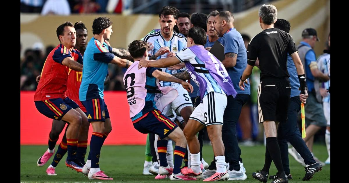 La FIFA suspendioacute a Paredes por 10 partidos tras la pelea en la final del Mundial y multoacute a la Seleccioacuten por la bandera de Malvinas
