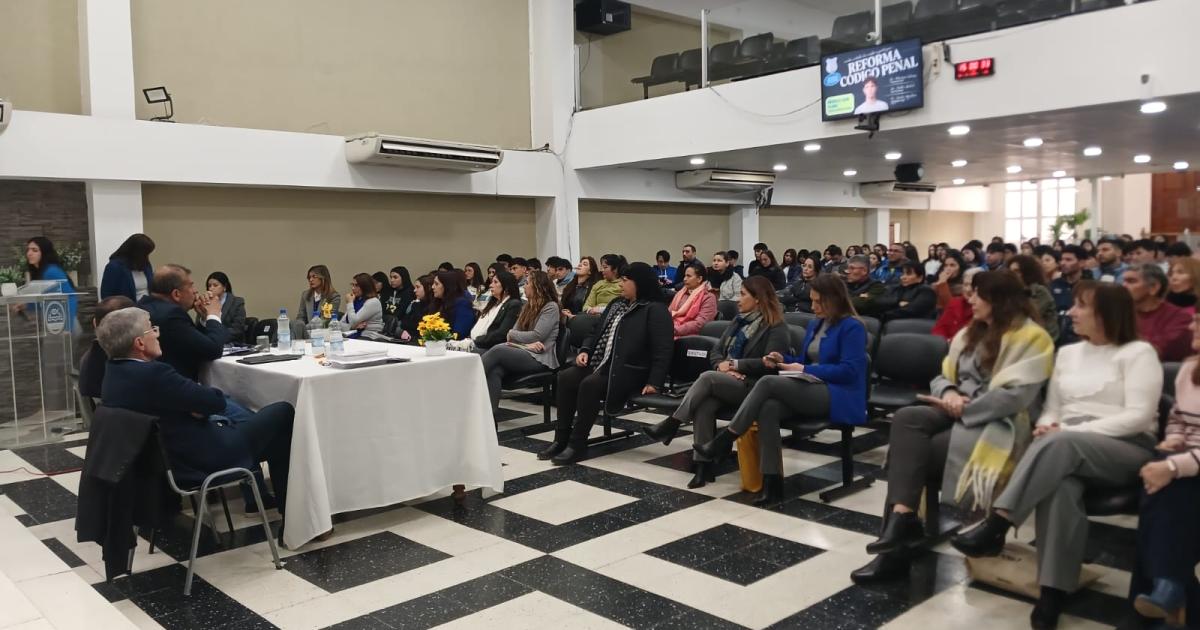 Capacitaron a padres y alumnos sobre los riesgos de las redes sociales y la proteccioacuten de menores