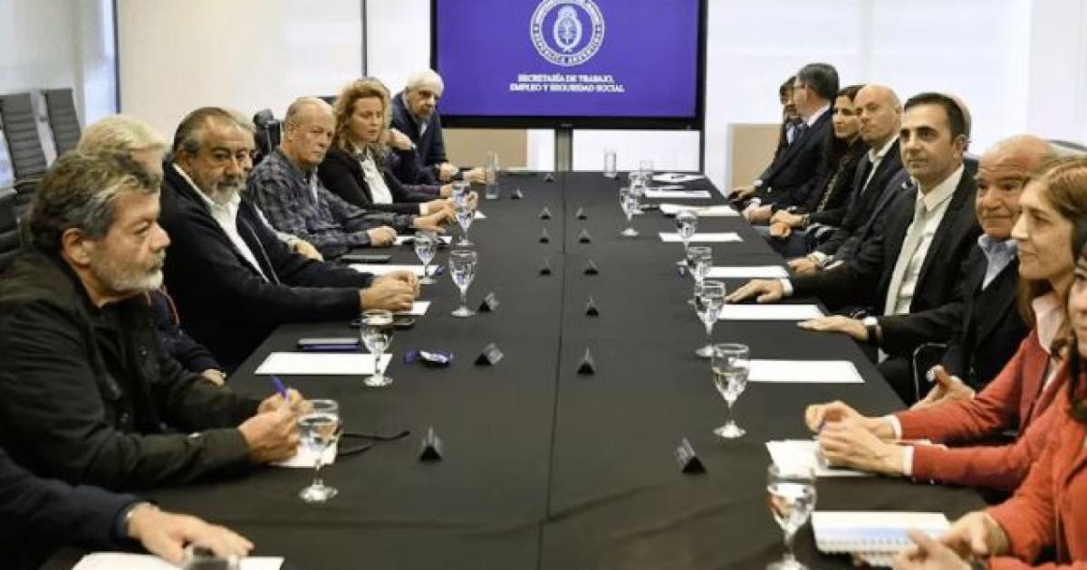 Una de las ltimas reuniones oficiales entre el secretario de Trabajo Julio Cordero y la CGT en noviembre pasado