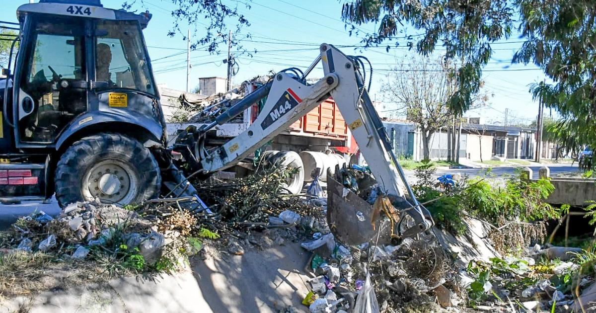 Limpian maacutes de 5000 metros lineales de desaguumles pluviales