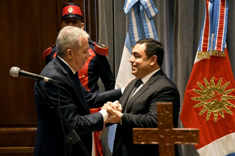 El gobernador Eliacuteas Suaacuterez tomoacute juramento al nuevo ministro de Economiacutea CPN Jorge Gustavo Murad 