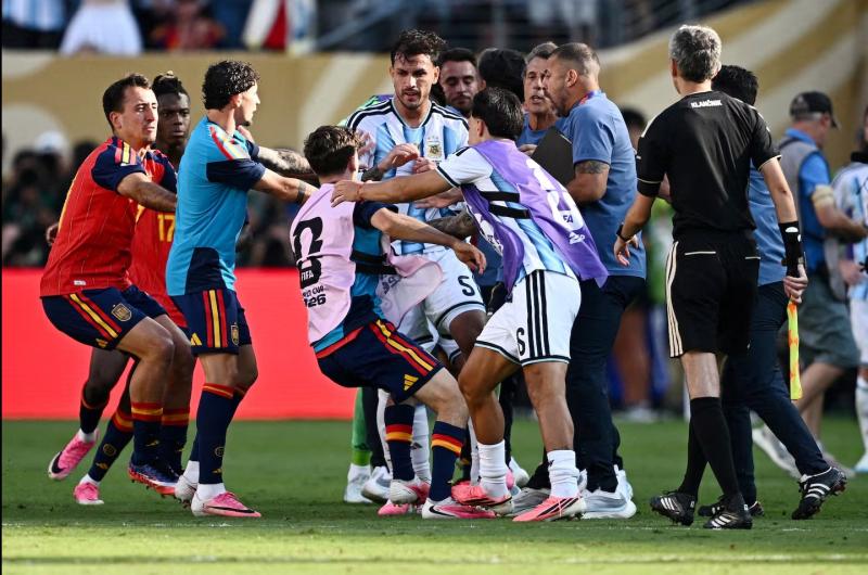 La FIFA suspendioacute a Paredes por 10 partidos tras la pelea en la final del Mundial y multoacute a la Seleccioacuten por la bandera de Malvinas