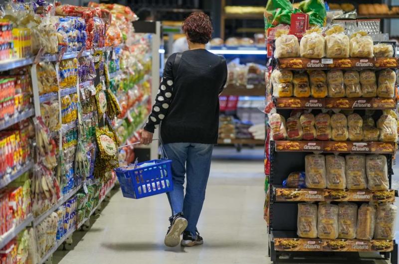 El consumo sigue estancado y cayoacute en junio en supermercados mayoristas y en los shoppings