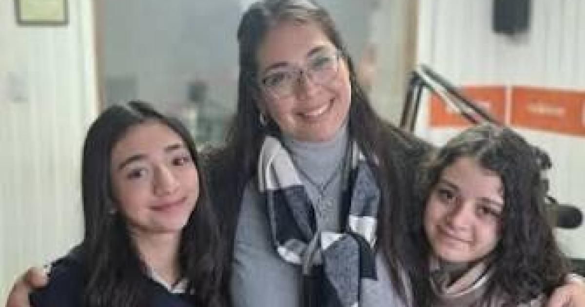 Alumnas santiaguentildeas idearon una solucioacuten al calor y ganaron concurso de nanotecnologiacutea