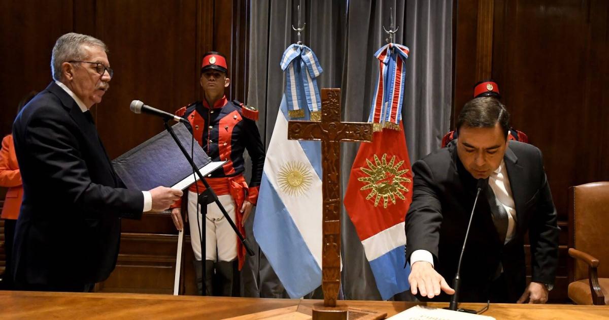 El gobernador Suaacuterez tomoacute juramento al nuevo ministro de Economiacutea CPN Jorge Gustavo Murad