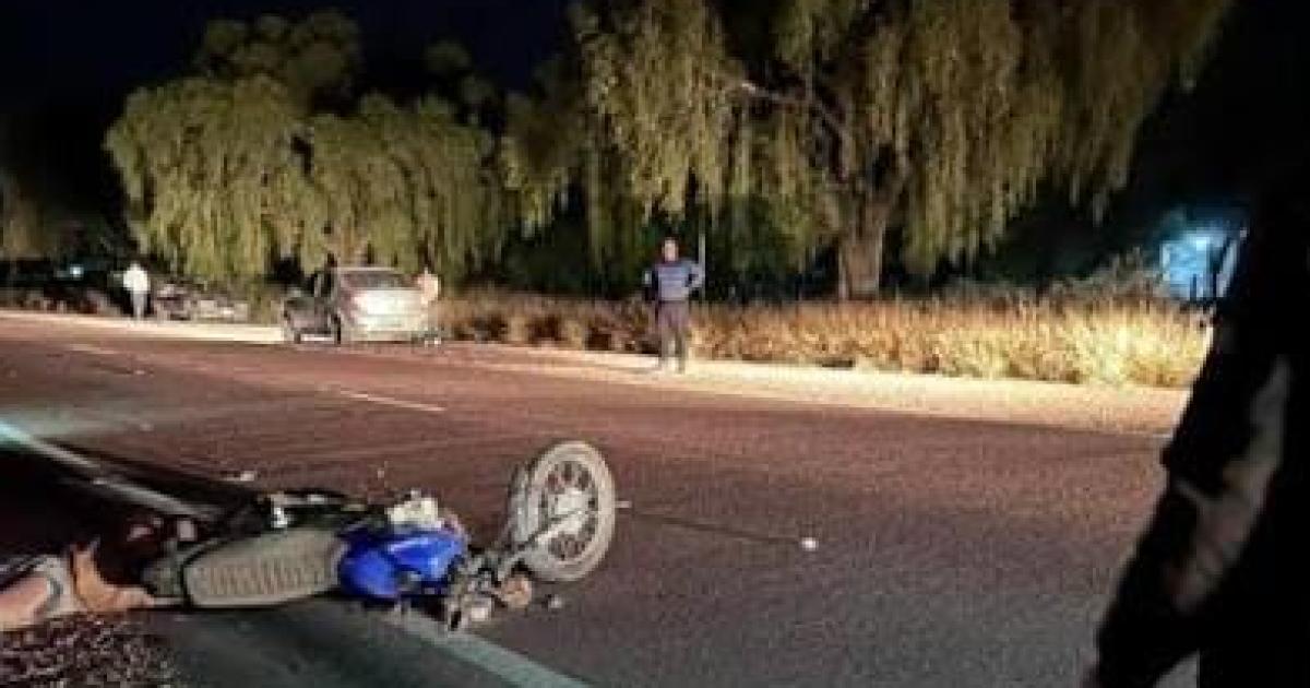 Un menor de 13 antildeos chocoacute contra un camioacuten y una joven fue trasladada grave al Regional