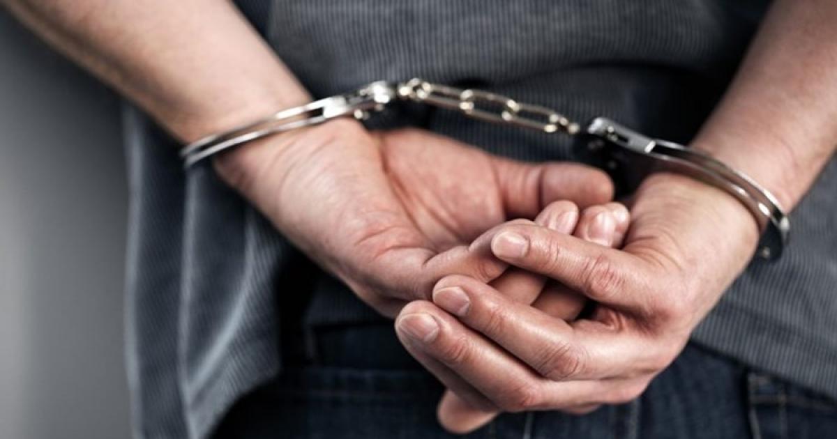 Teniacutea pedido de detencioacuten por amenazas y la Policiacutea lo atrapoacute caminando por la calle