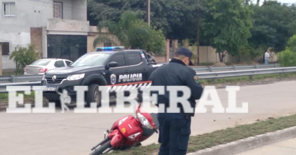 Un automoacutevil embistioacute a una motociclista y se dio a la fuga en la zona sur capitalina