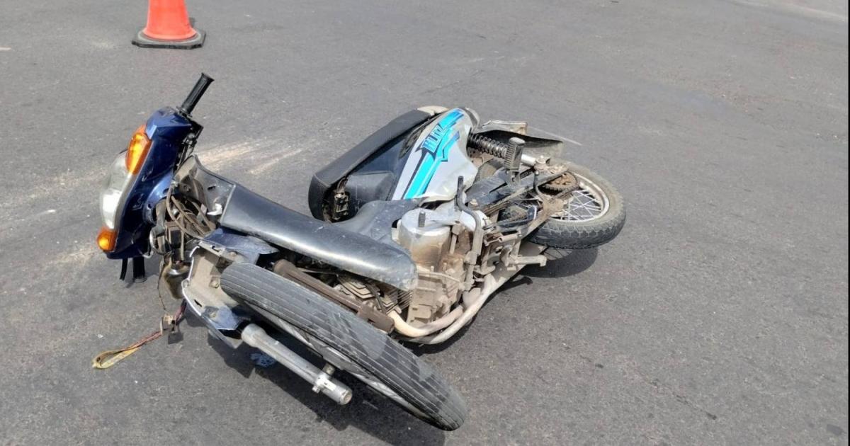 Un motociclista derrapoacute en la interseccioacuten de Belgrano y Circunvalacioacuten y fue hospitalizado