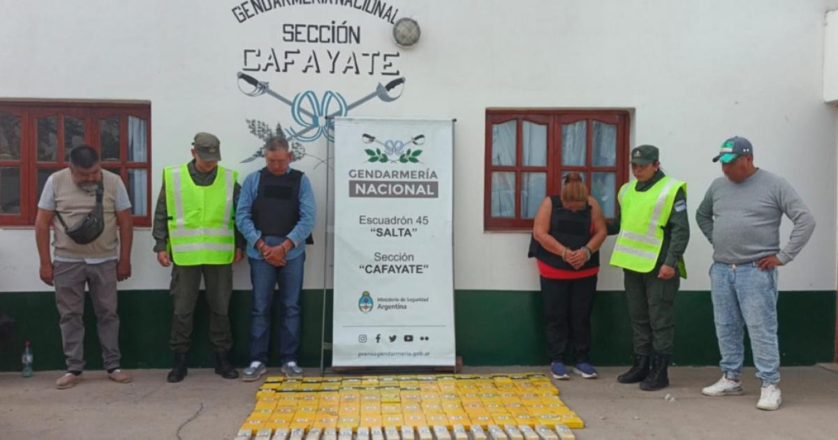 En un control vial gendarmes descubrieron una camioneta con un doble fondo cargada con maacutes de 93 kilos de cocaiacutena