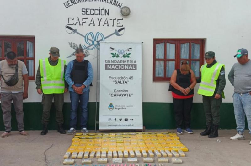 En un control vial gendarmes descubrieron una camioneta con un doble fondo cargada con maacutes de 93 kilos de cocaiacutena