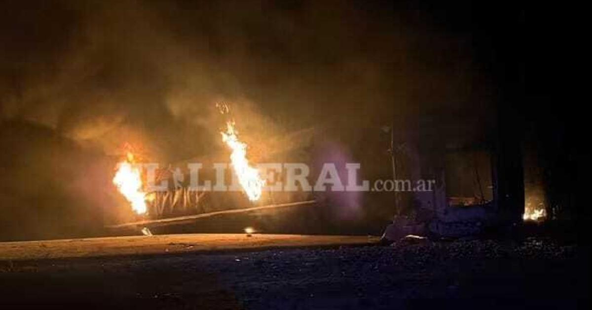 La carga del camión se prendió fuego