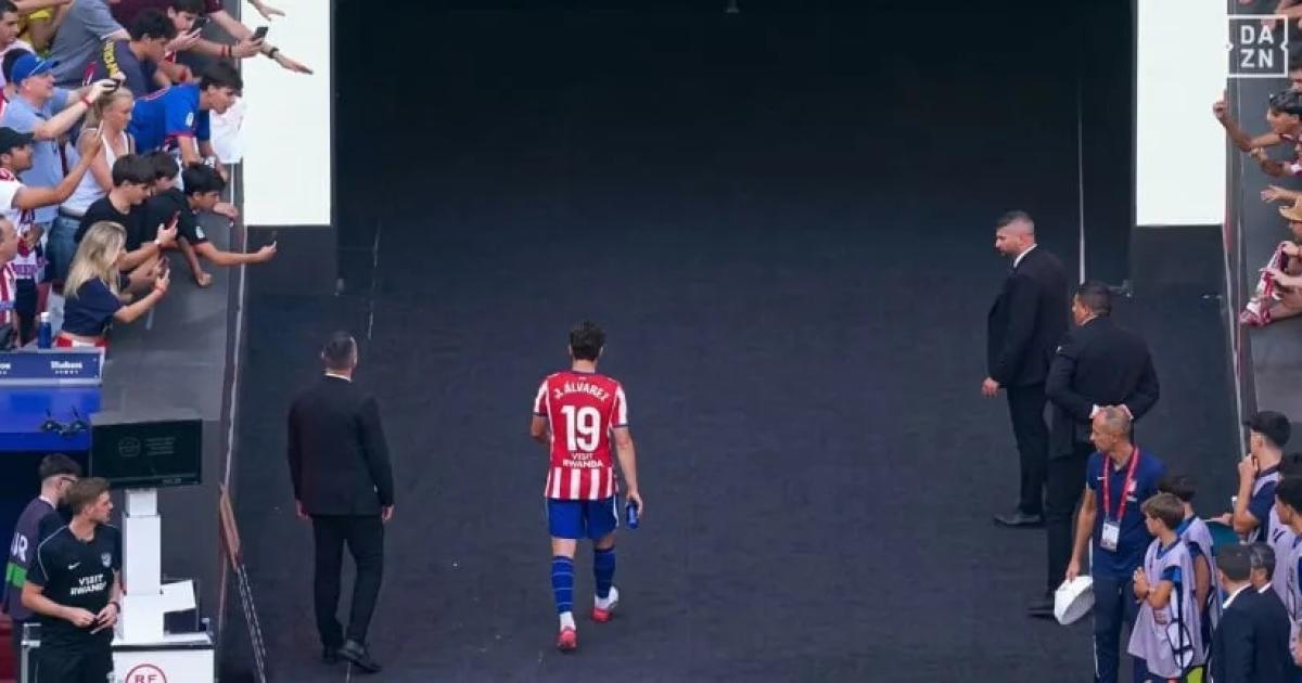 Simeone reveloacute por queacute Juliaacuten Aacutelvarez se fue solo al vestuario tras el empate del Atleacutetico