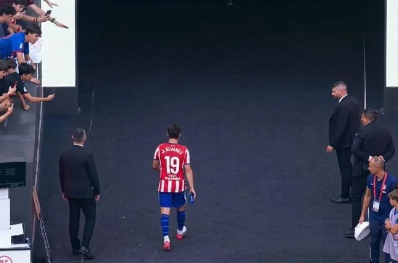 Simeone reveloacute por queacute Juliaacuten Aacutelvarez se fue solo al vestuario tras el empate del Atleacutetico