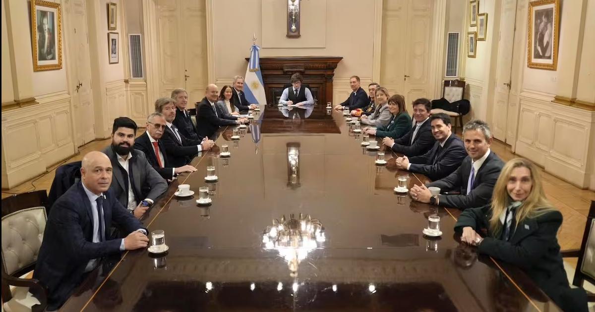 Milei regresoacute a la Casa Rosada tras 23 diacuteas y se reuacutene al gabinete con la agenda legislativa al rojo vivo