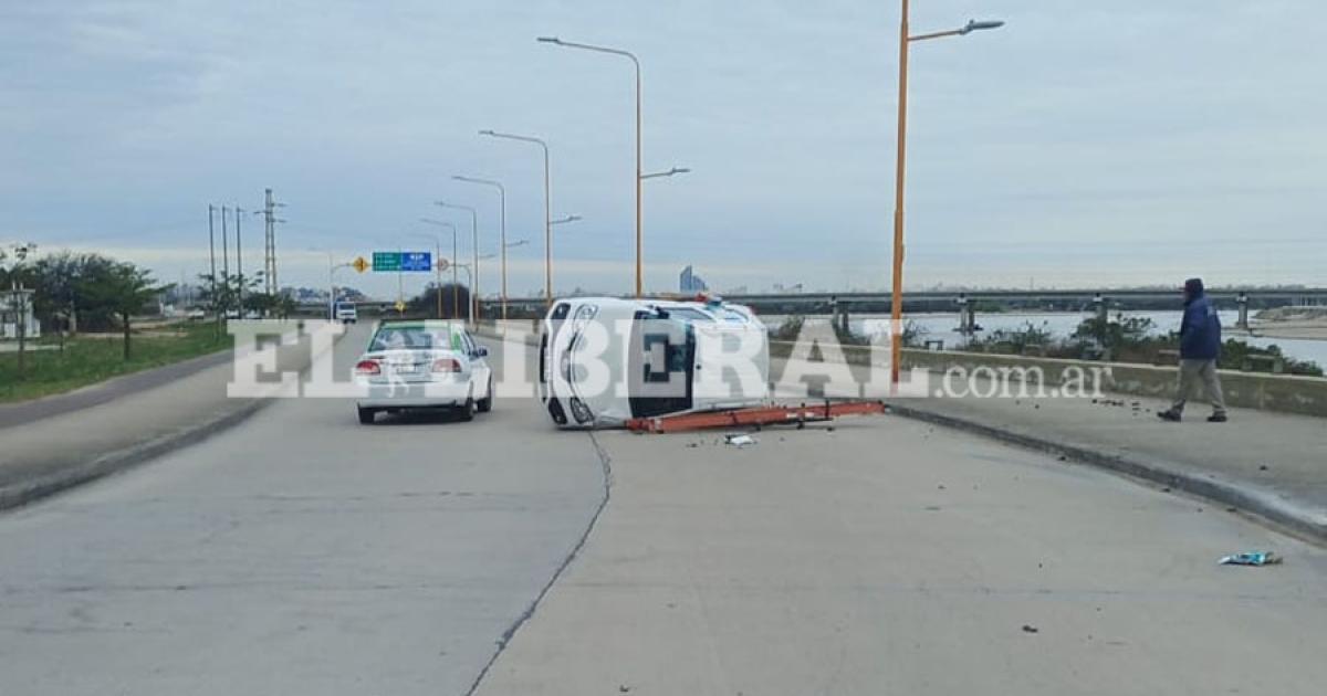 Un nintildeo de 2 antildeos resultoacute ileso tras un violento choque y vuelco en la Costanera