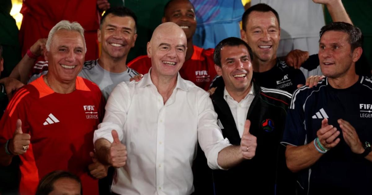 Leyendas del fuacutetbol mundial se rebelaron contra Infantino y exigieron cambios en FIFA