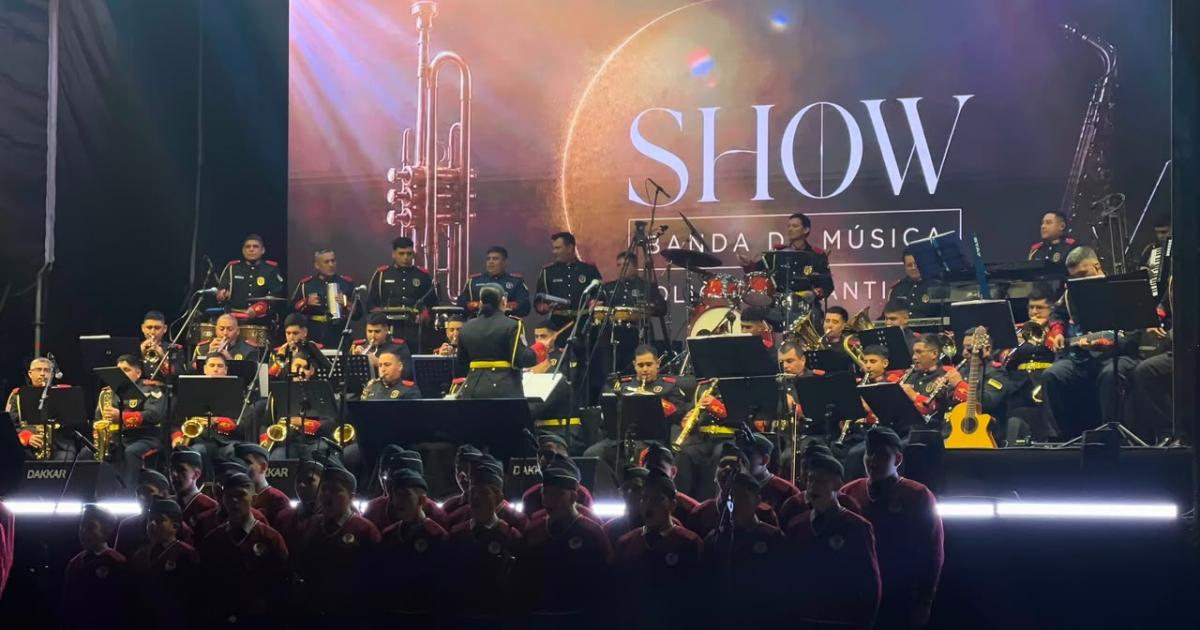 Una multitud disfrutoacute del show de la Banda de Muacutesica de la policiacutea