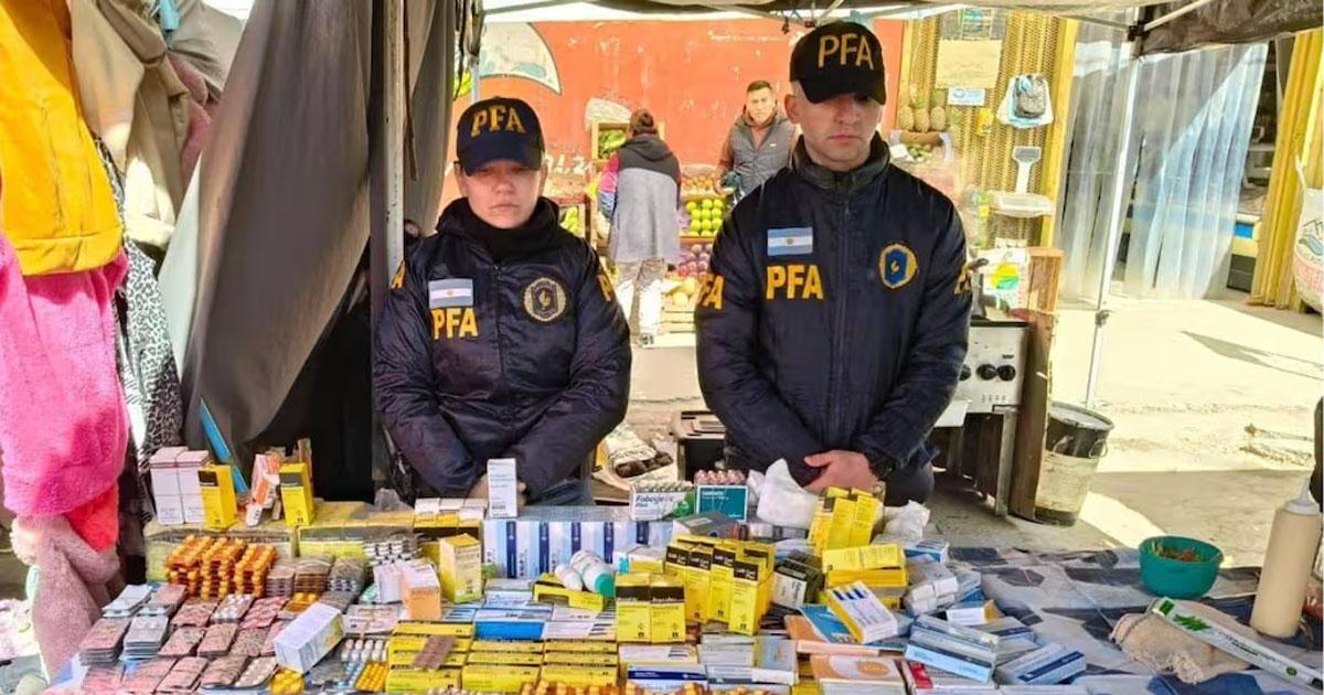 Vendiacutean medicamentos de forma ilegal en una feria- cayeron tras la denuncia de una drogueriacutea