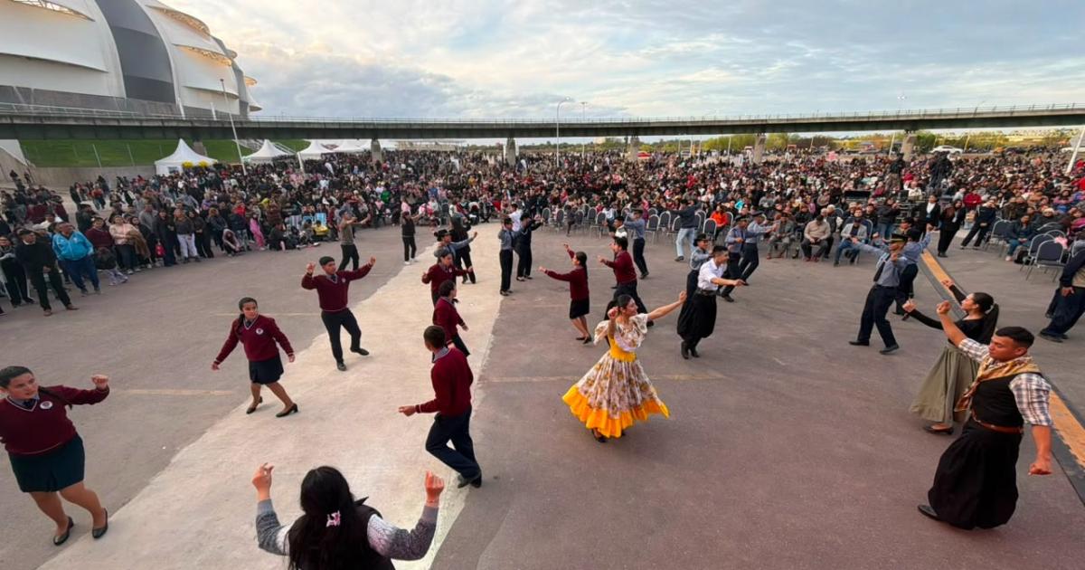 Una multitud disfrutoacute del show de la Banda de Muacutesica de la policiacutea