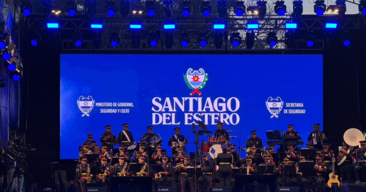 Una multitud disfrutoacute del show de la Banda de Muacutesica de la policiacutea