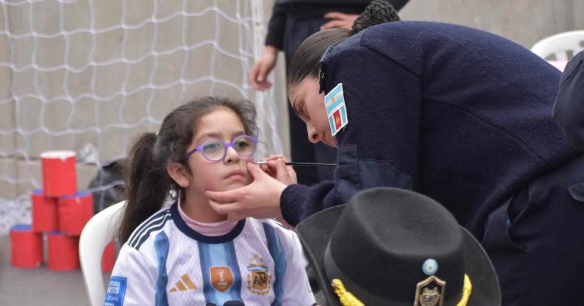 Una multitud disfrutoacute del show de la Banda de Muacutesica de la policiacutea
