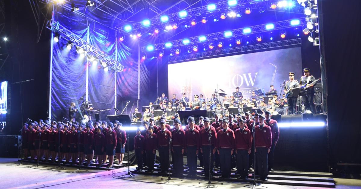 Una multitud disfrutoacute del show de la Banda de Muacutesica de la policiacutea