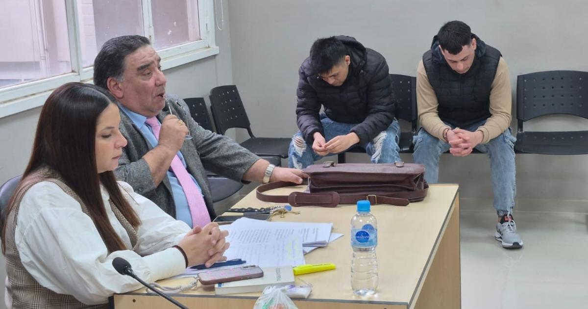 DEBATE- La defensa de Saavedra (campera) jugó sus fichas al cese de prisión por vencimiento de todos los plazos legales