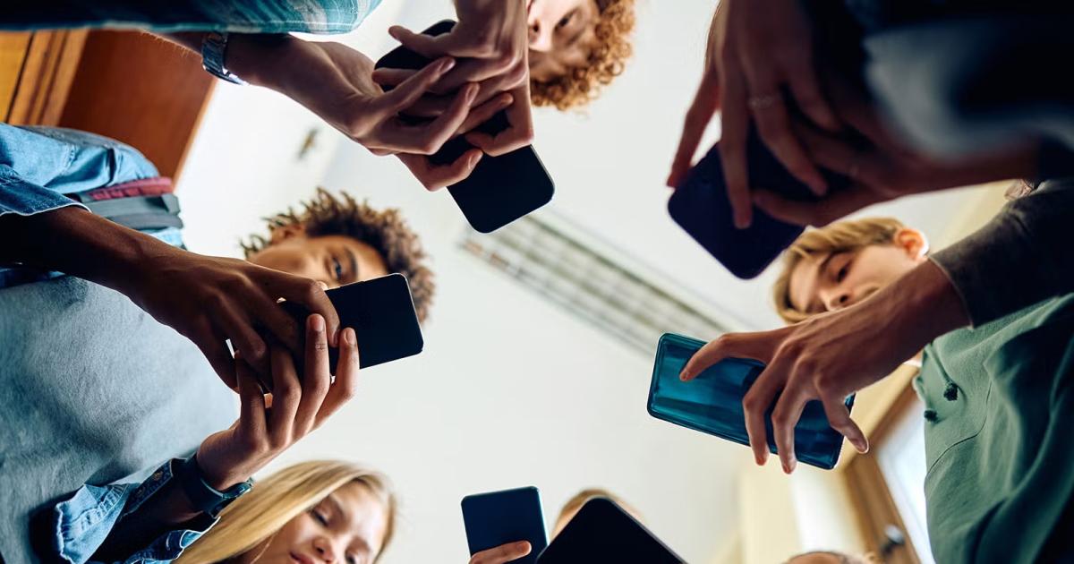 CONSUMOS Los adolescentes pasan hasta 12 horas por día con su celular