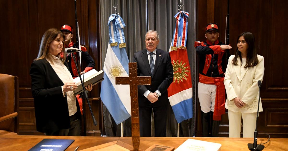 Eliacuteas Suaacuterez tomoacute juramento a la nueva secretaria de Estado de Gestioacuten Econoacutemica