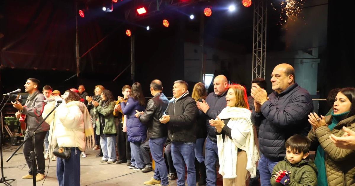 La vigilia dio paso a los festejos por los 142 antildeos de Villa Ojo de Agua
