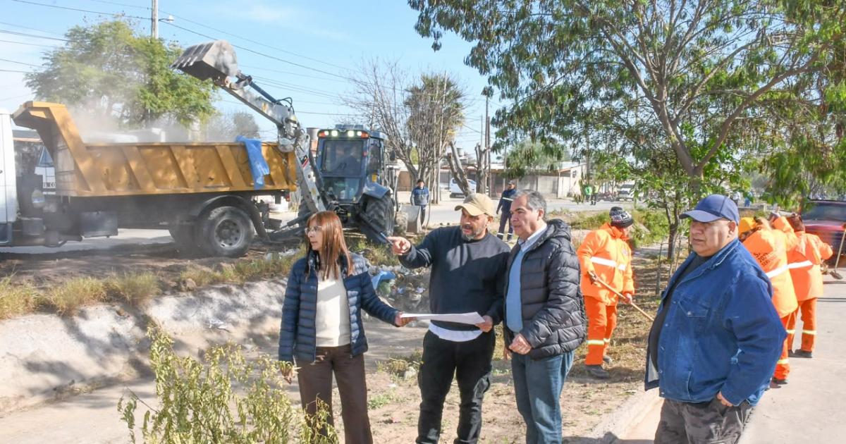 La Municipalidad trabajoacute en el mantenimiento del desaguumle de la avenida Ingeniero Contreras en el barrio Siglo XX
