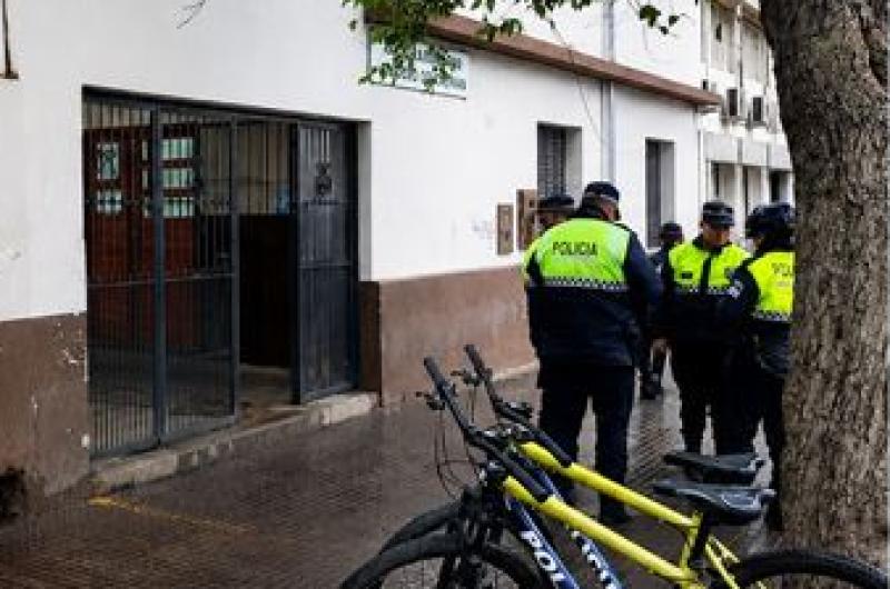 Un alumnos llevó un arma a clases - Foto- Contexto Textual