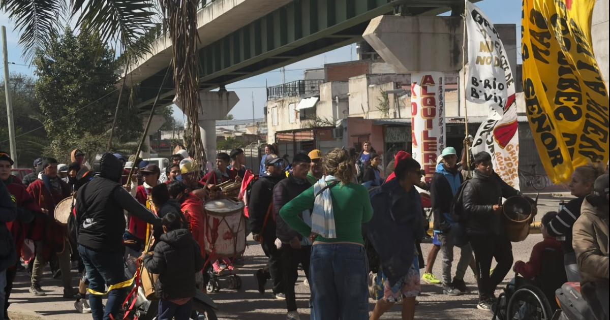 En camino a San Roque- la masiva procesioacuten de San Gil avanza a paso firme desde Sacha Pozo