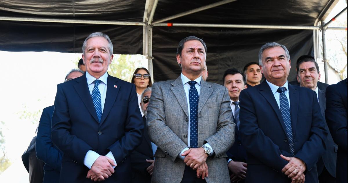 El gobernador Eliacuteas Suaacuterez participoacute del acto por el 74deg aniversario de la Policiacutea de la Provincia