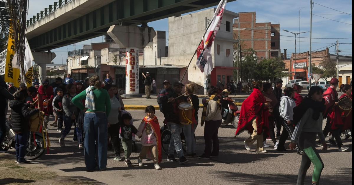 En camino a San Roque- la masiva procesioacuten de San Gil avanza a paso firme desde Sacha Pozo