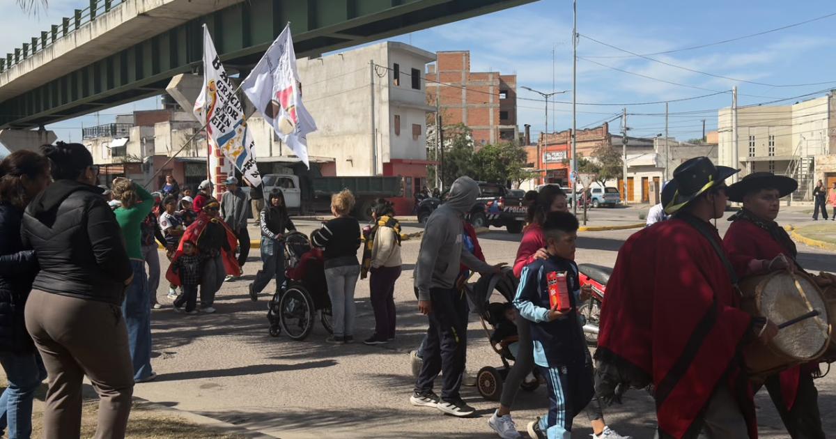 En camino a San Roque- la masiva procesioacuten de San Gil avanza a paso firme desde Sacha Pozo
