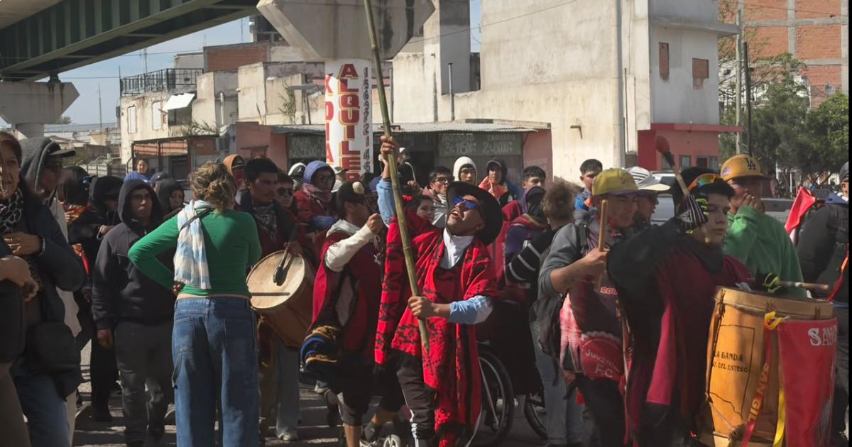 En camino a San Roque- la masiva procesioacuten de San Gil avanza a paso firme desde Sacha Pozo