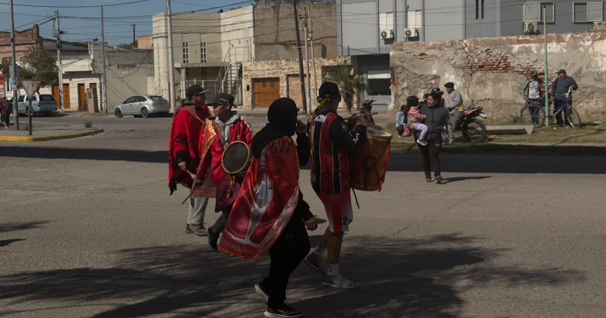 En camino a San Roque- la masiva procesioacuten de San Gil avanza a paso firme desde Sacha Pozo