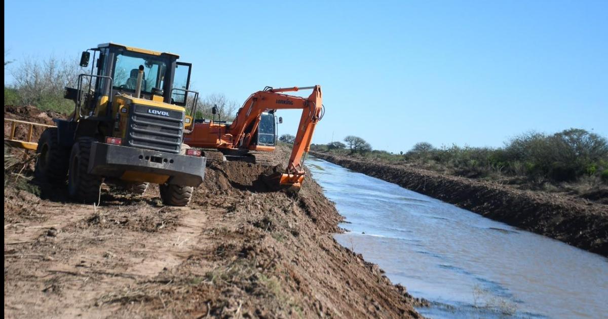 Realizan trabajos de desobstruccioacuten y perfilado en el canal madre de Antildeatuya